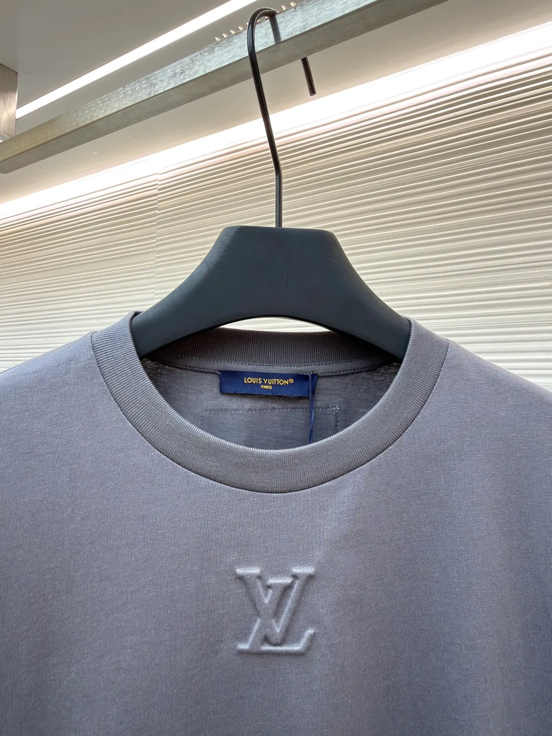 LOUIS VUITTON Concave embossed round neck short sleeves ●Original version: Purchased and developed in 5010 ●Item number: 1681360-A00 ●Fabric: plain knitted fabric ●Technology: embossed embossed production ●Color: gray ●Version: fitted version ●Weight: about 205 grams ●Size: High-count combed cotton yarn eliminates most of the short hairiness through compact spinning process, making the yarn smoother and stronger. The woven fabric structure is extremely dense, flat and soft, with excellent anti-pilling ability and durability, while retaining the natural advantages of pure cotton, which is breathable and skin-friendly. The neckline is made of 32S 1x1 rib with a weight of 300g. The finer yarn count creates a more delicate and tight thread, which provides better elasticity and deformation resistance than ordinary ribs, ensuring that the neckline can still remain stiff after being put on and taken off many times. It contains an innovative process of silicone lining. The concave and convex embossing process is heated and shaped by the upper and lower dies. The rollers press the fabric at a certain temperature, and the three-dimensional hierarchical convex surface is produced through mechanical embossing. This makes the embroidered patterns not only three-dimensional and full, but also uniquely soft and elastic to the touch, which is completely different from traditional stiff embroidery. The support of silicone also ensures that the pattern is not prone to wrinkles and deformation after washing, achieving a combination of visual novelty and process durability. The overall wiring is straight and delicate, the fabric is comfortable and soft, and the color is consistent without color difference. It can be matched with the same style to create a fashionable look and control various occasions. Customized accessories, complete with three standards, same style for men and women!